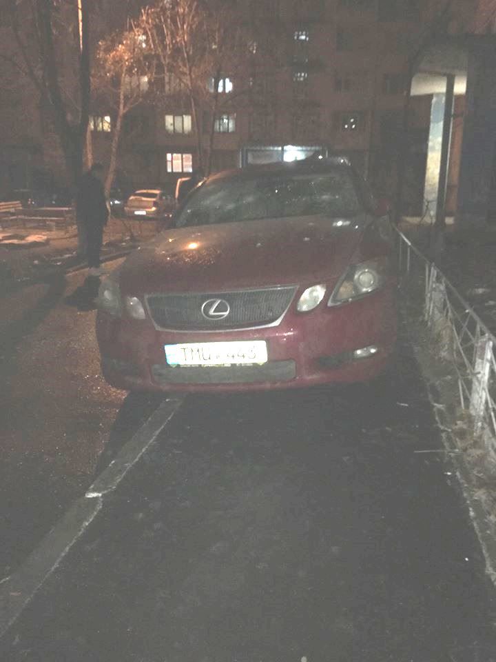 В Кишиневе мужчина разбил стекла автомобиля и сам вызвал полицию