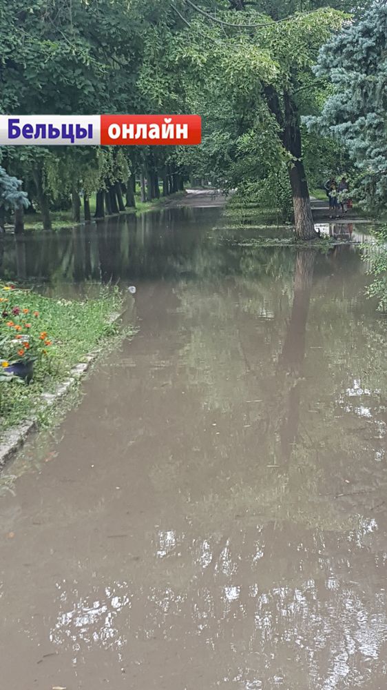 В Бельцах во время ливня каждый раз затапливает бульвар Эминеску