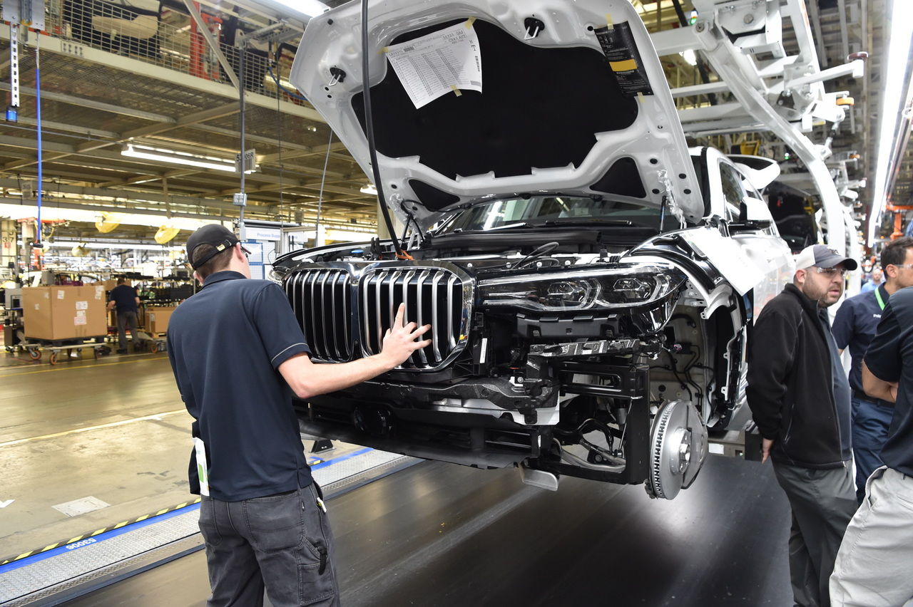 Появились первые фото новейшего BMW X7