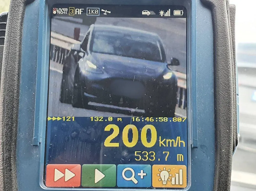 Водитель Tesla разогнался до 200 км/ч и был оштрафован полицией