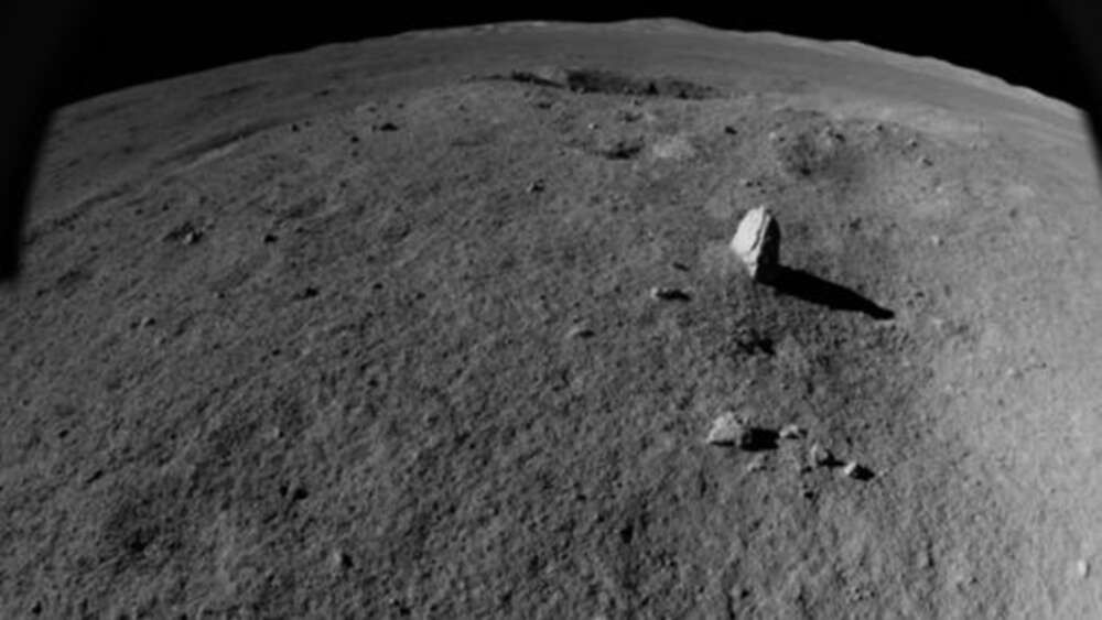 На Луне обнаружили огромный монолит странной формы