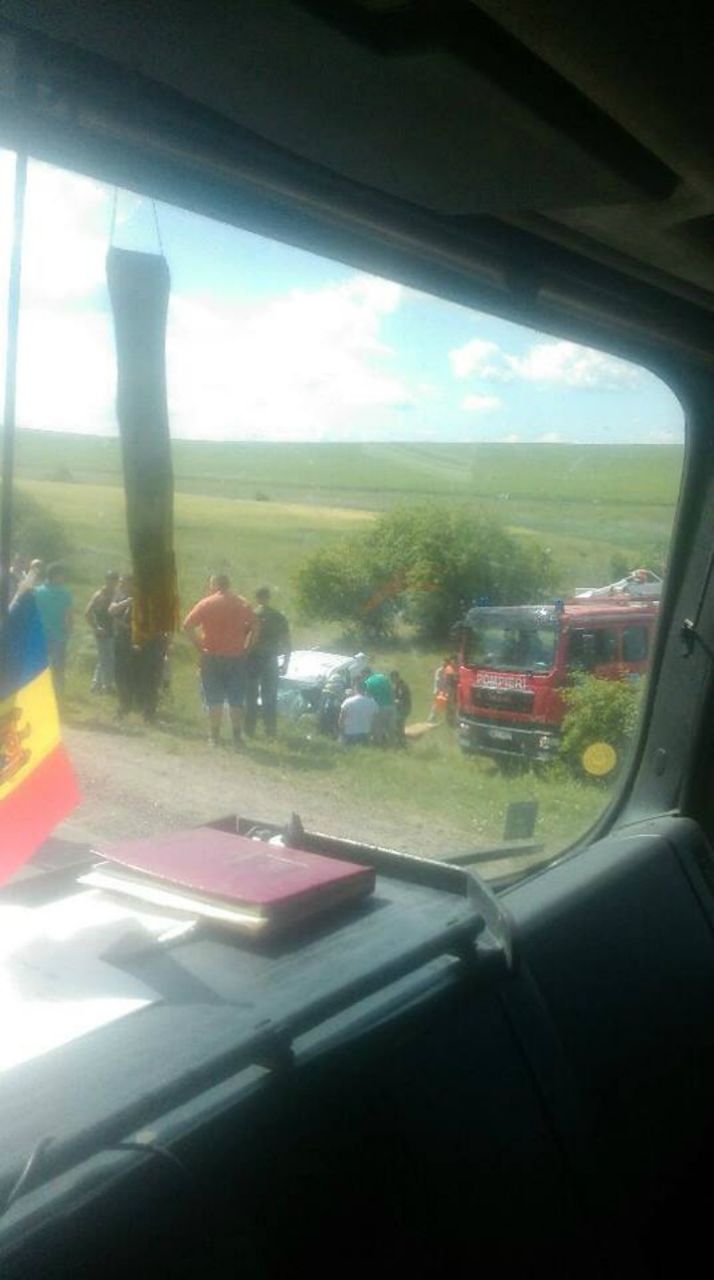 Accident grav: O maşină – în şanţ, iar un microbuz de rută avariat