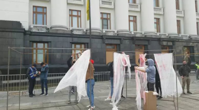 Под стенами Офиса президента Украины устроили перфоманс с клоунами