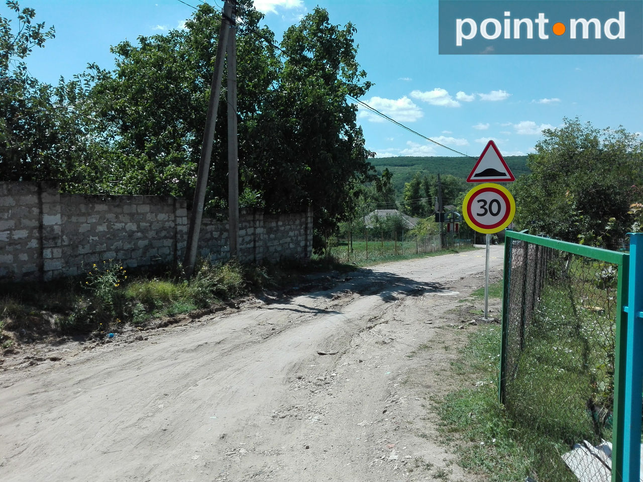 В пригороде Кишинева лежачего полицейского установили на клочке асфальта