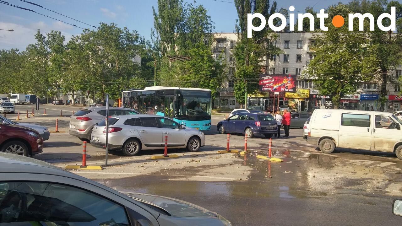 На перекрестке улиц Трандафирилор - Дечебал произошла авария