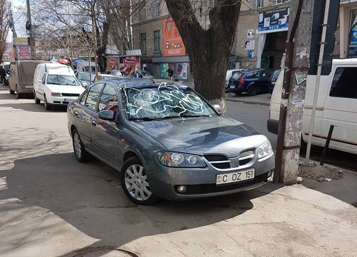 Un bărbat care a parcat neregulamentar, și-a găsit mașina vandalizată