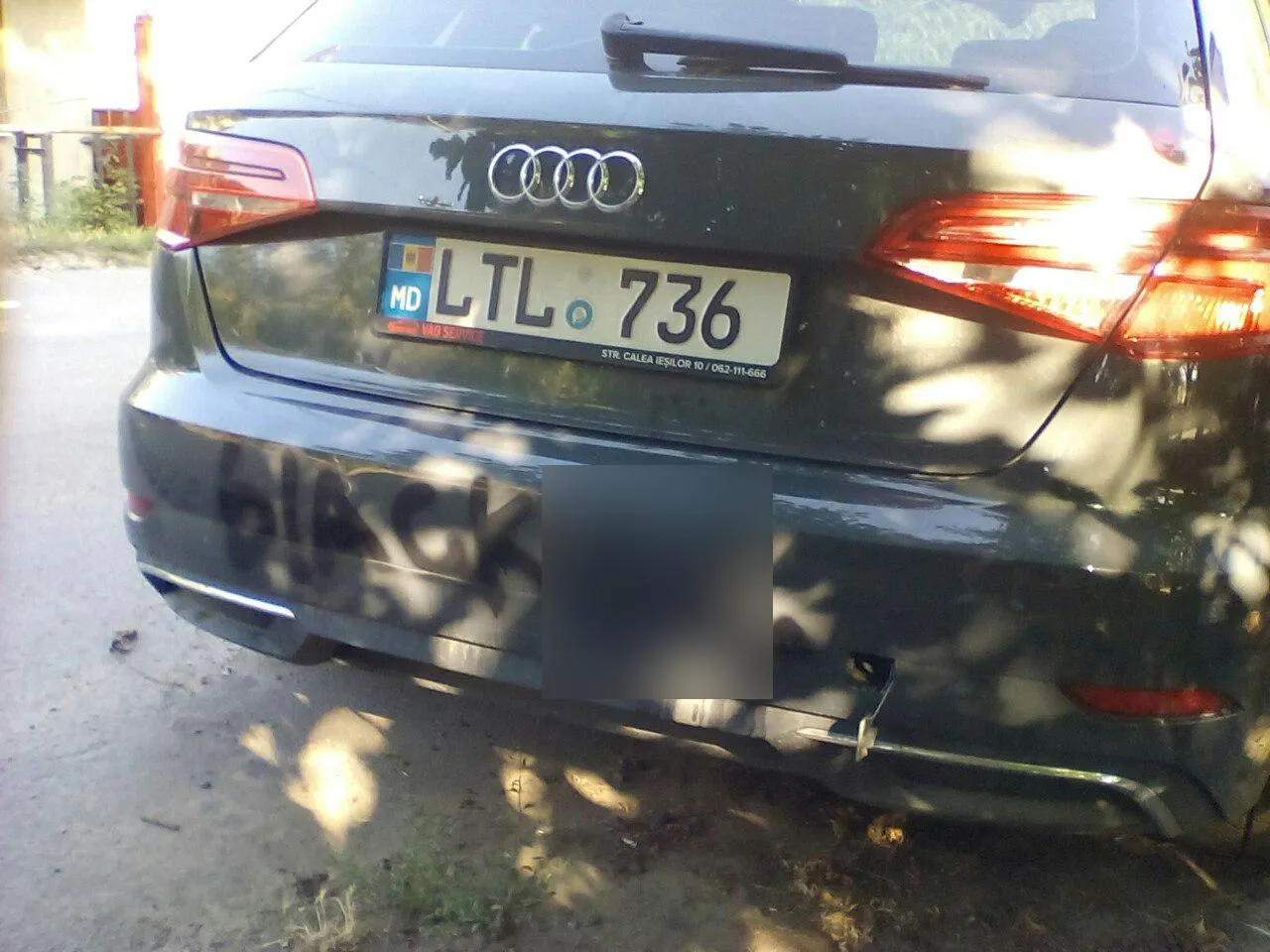 Mai multe mașini din Capitală, vandalizate: Reclame pentru magazine online de droguri