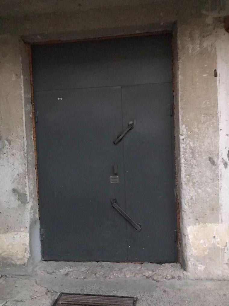 Дверь дома многоэтажки заварили сваркой из-за коронавируса