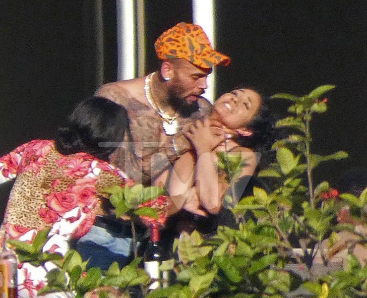Chris Brown, fotografiat în timp ce strângea o femeie de gât. Cum se apără