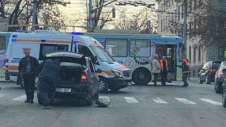 В Кишиневе столкнулись легковушка и троллейбус