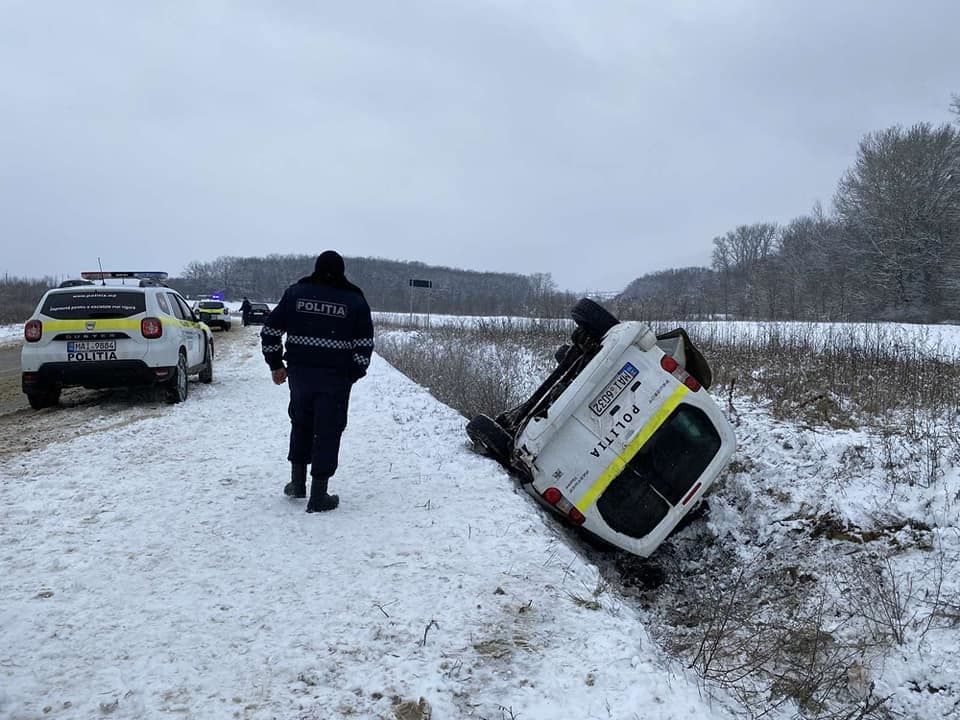 В Калараше в аварию попал автомобиль полиции, перевозивший задержанную