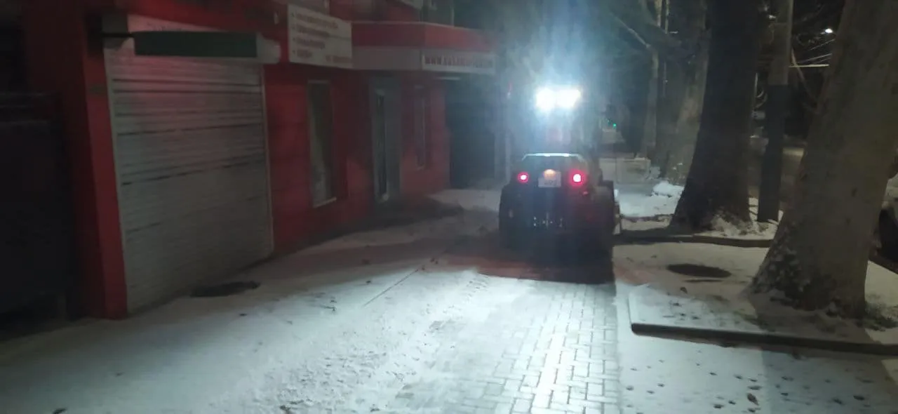 Всю ночь городские службы расчищали от снега улицы столицы