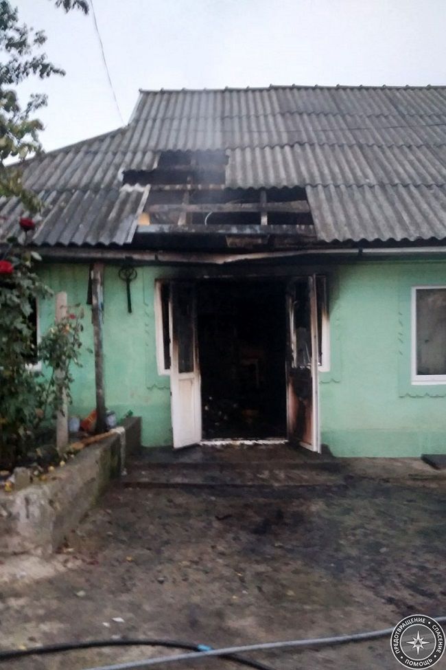 В Григориополе загорелся частный дом, пожарные боролись с огнём больше часа