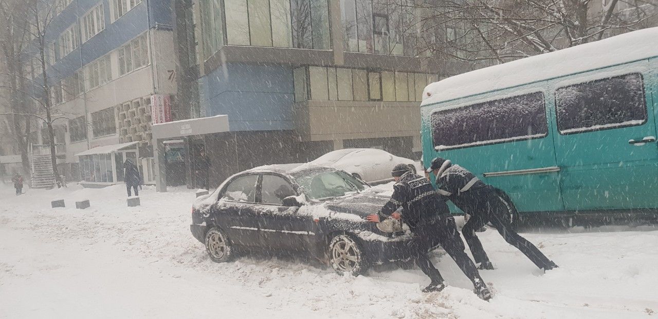 Столичная полиция помогает горожанам, оказавшимся в трудной ситуации из-за снегопада