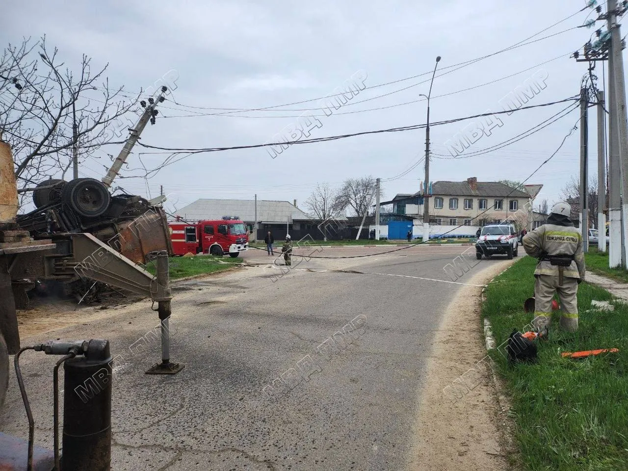 Un camion de gunoi, încărcat cu butelii de gaz, s-a izbit de un stâlp la Dubăsari