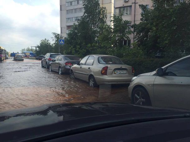 В Киеве улицу затопило ржавой водой