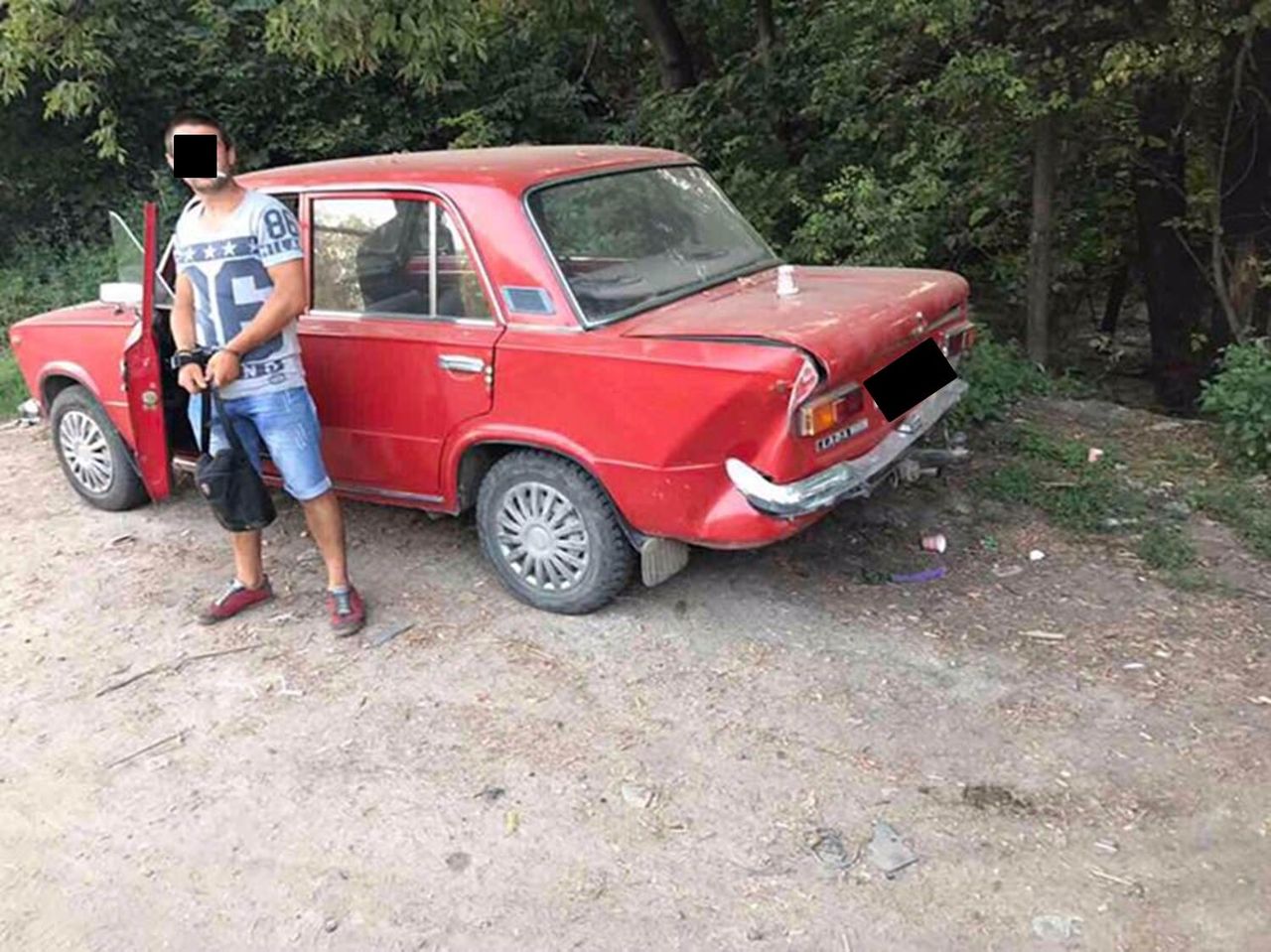 Un tânăr de 20 de ani, reținut după ce a furat un automobil din curtea unui bloc de locuit
