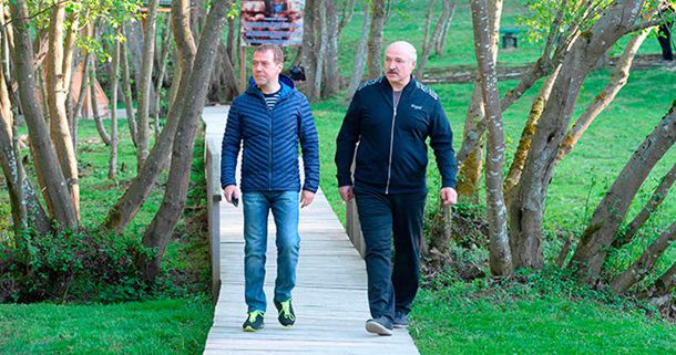 Лукашенко показал Медведеву родные места и угостил березовым соком