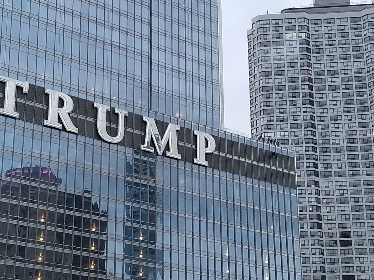 Мужчина свесился на веревке с башни Трампа, требуя разговора с ним