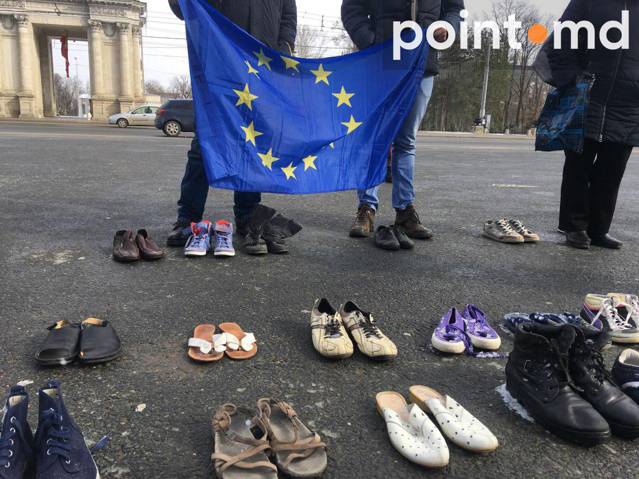 Протест на ПВНС: люди принесли обувь родных, уехавших за границу