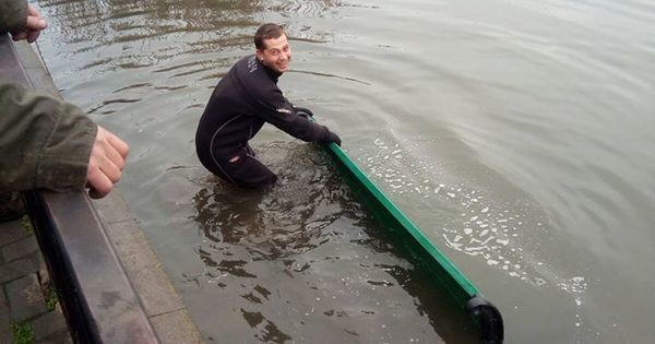 Выброшенную в озеро "Валя Морилор" скамейку вытащили на сушу