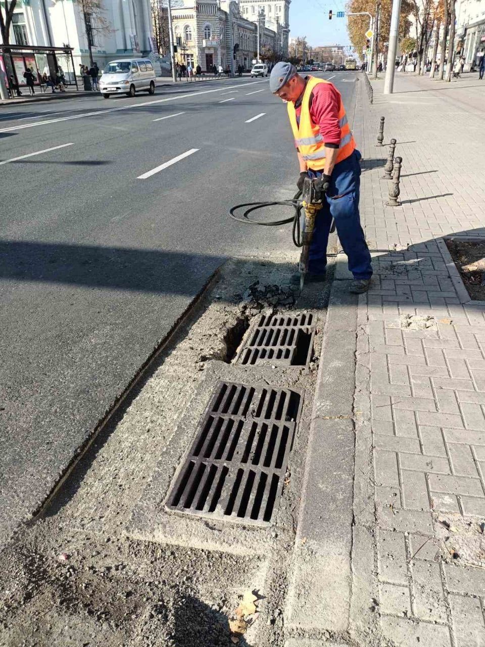 Возобновлены работы по ремонту и обустройству ливнёвок в центре столицы
