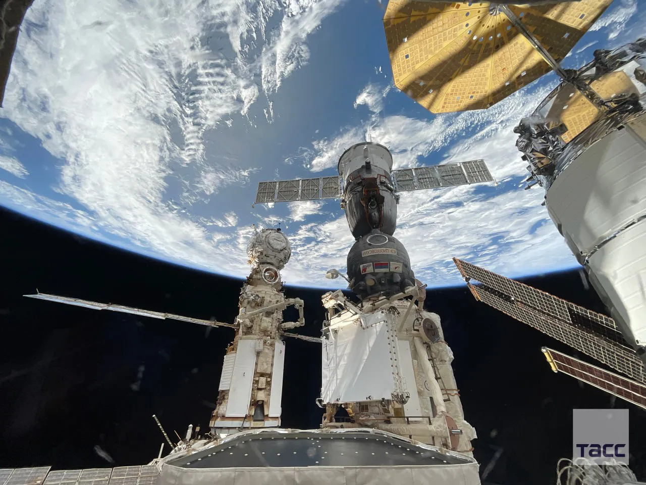Космонавты «Роскосмоса» и NASA вместе встретили Новый год на МКС