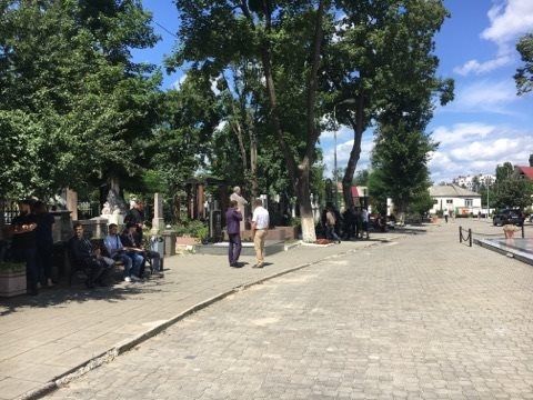 Десятки людей проводили в последний путь Теодора Цэрану, сына известного политолога