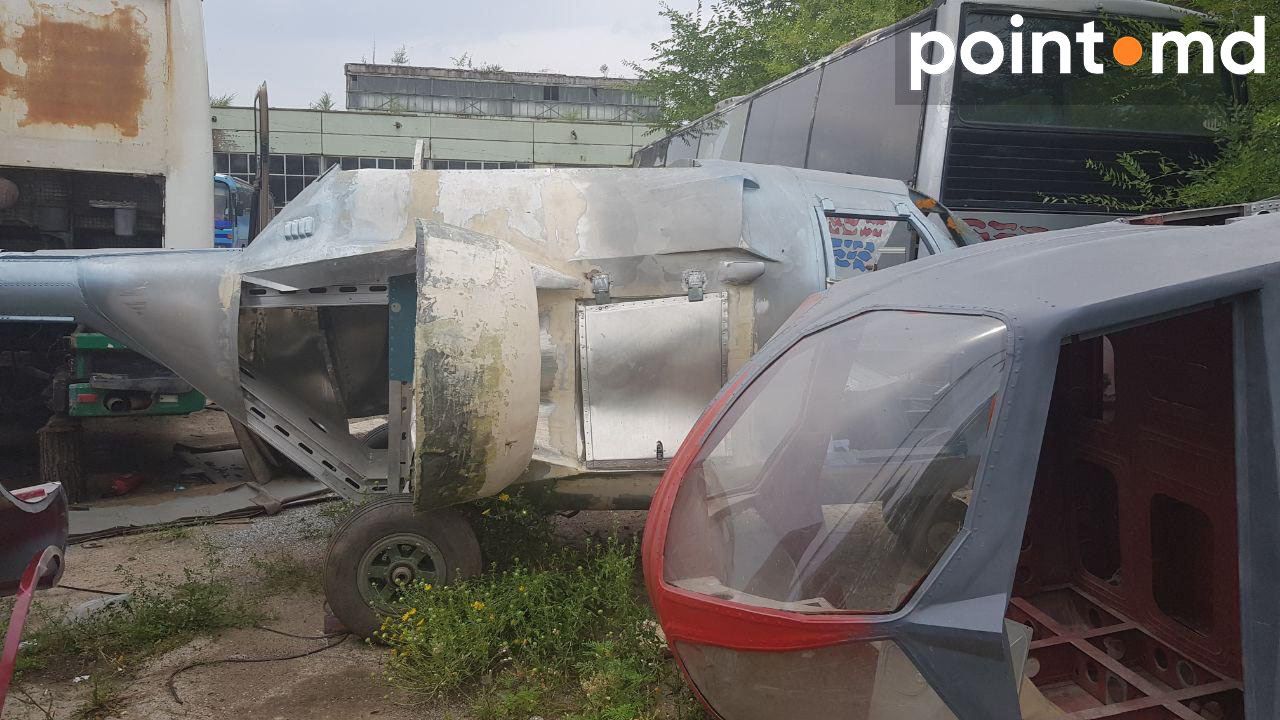 Изъятые прокуратурой макеты вертолетов ржавеют под открытом небом