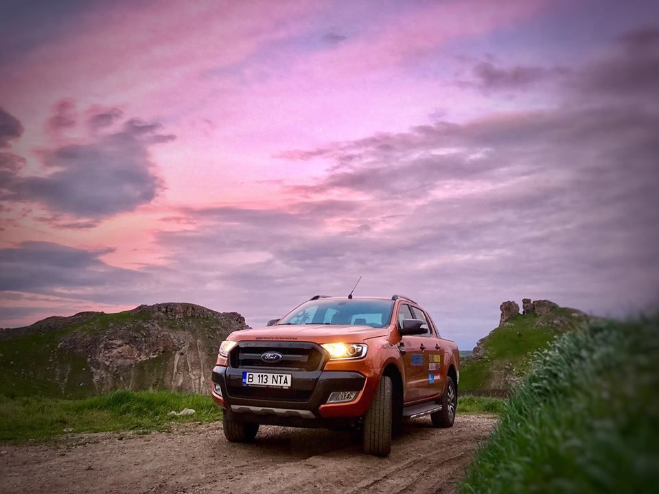 Au urcat în trei pick-upuri și au pornit să exploreze Moldova. 8 tineri parcurg 2000 de km în 5 zile