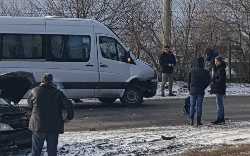 В Страшенах столкнулись рейсовый микроавтобус и автомобиль