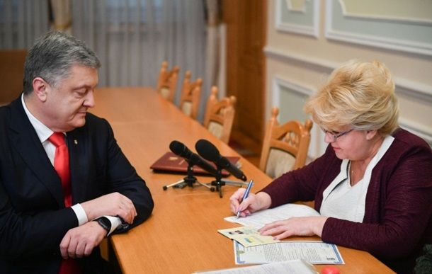 Порошенко подал документы в ЦИК для участия в президентских выборах