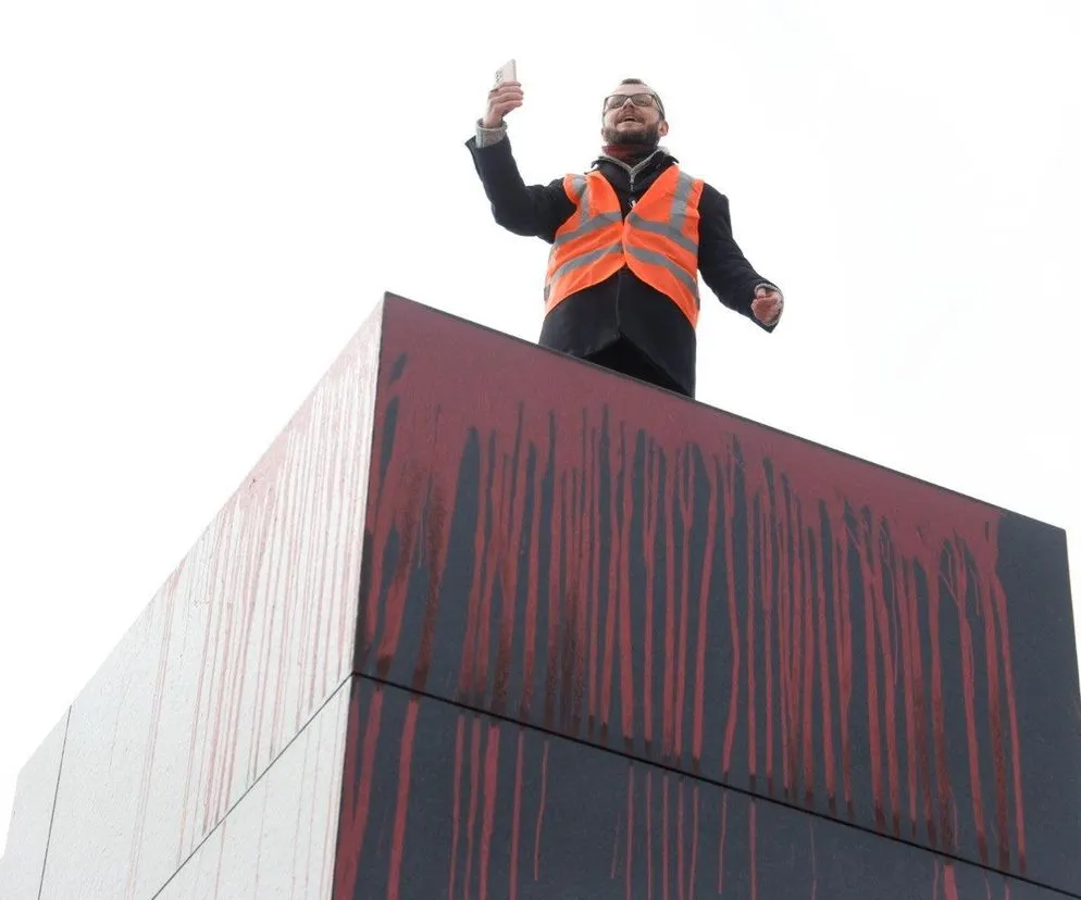 Un eco-activist a turnat sânge artificial pe un monument al victimelor catastrofei de la Smolensk din Varșovia