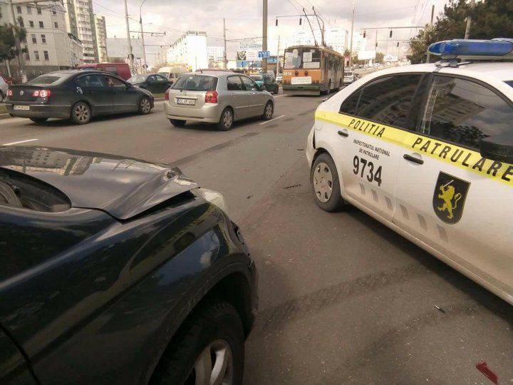 Maşină de poliţie implicată în accident. Şoferii au versiuni diferite