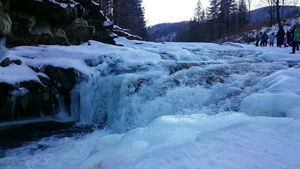 В Яремче замерз крупнейший водопад Украины