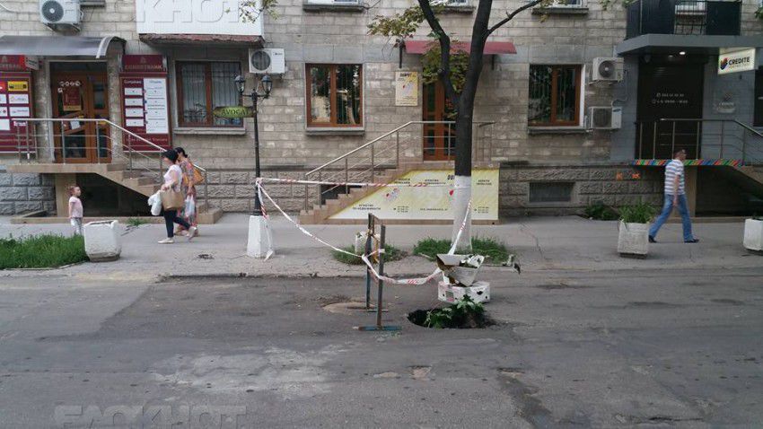 Провал асфальта на улице Армянской залатали, но он снова появился