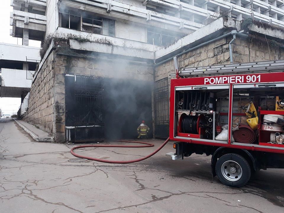 В Кишиневе загорелась заброшенная гостиница "Националь"