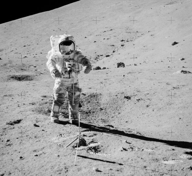 Ученые НАСА распечатали капсулу с лунным грунтом, собранным в 1972 году