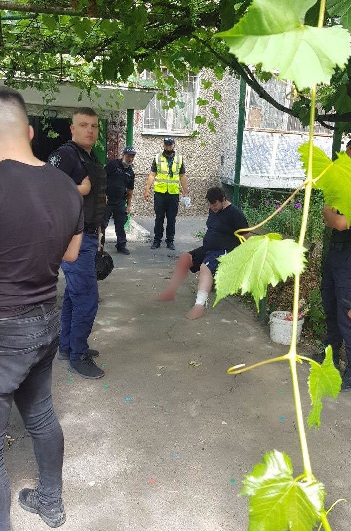 На Ботанике агрессивный мужчина ранил ножом полицейского