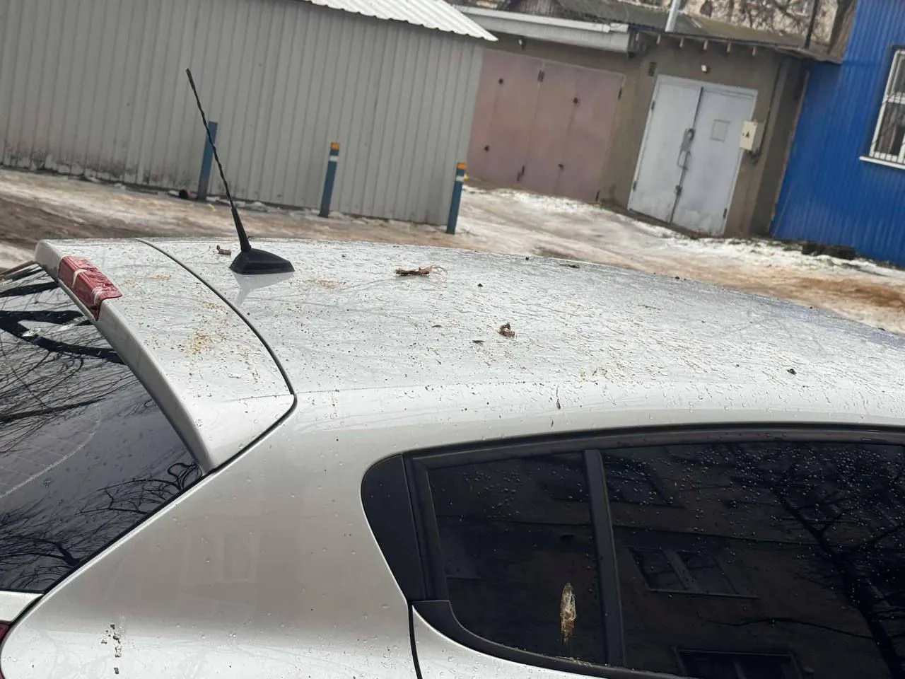 Drumarii din Bălți au împrăștiat antiderapant nu doar pe drumuri, dar și peste mașini
