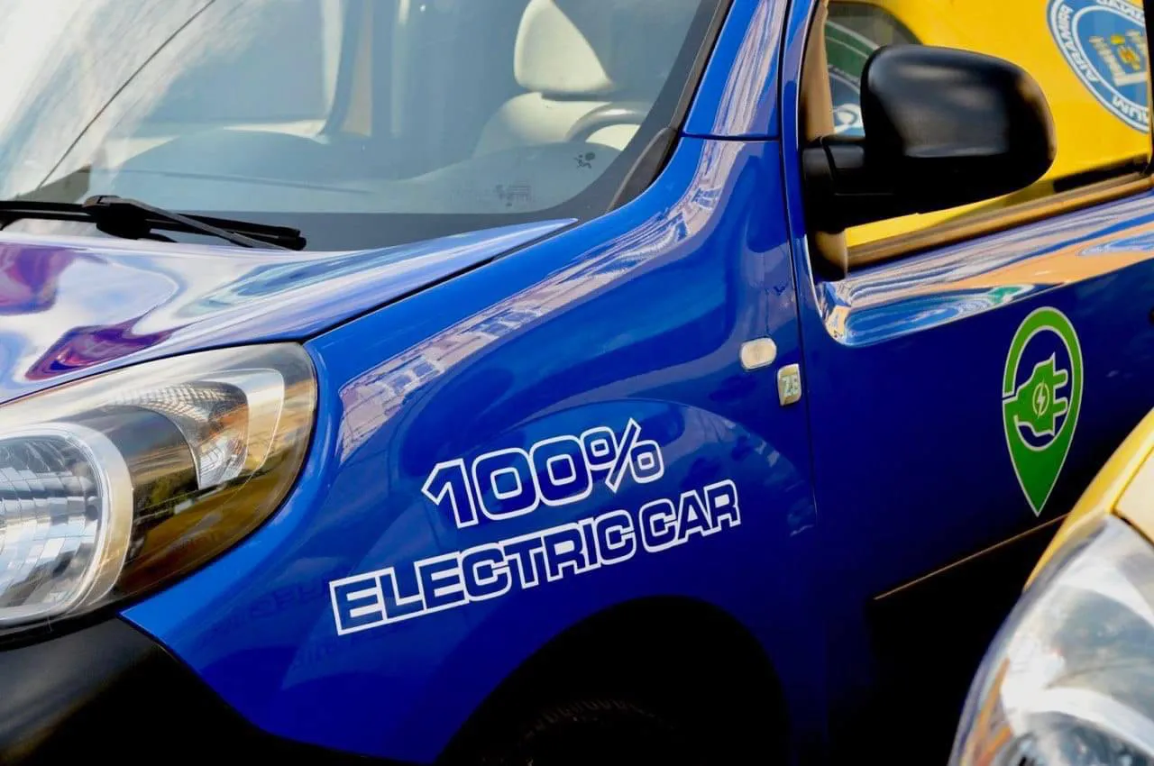 Управление электротранспорта закупило 4 электромобиля модели Renault Kangoo Z.E