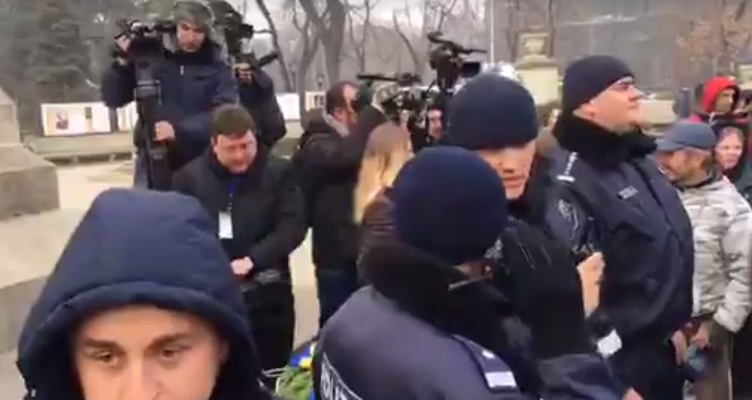 „Atentat” la coroana depusă de Dodon la statuia lui Ștefan cel Mare. Peste 15 polițiști o „apără” de protestari