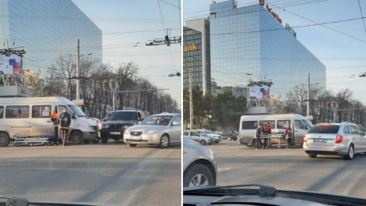 В центре столицы произошло ДТП с участием маршрутки: на место прибыла скорая