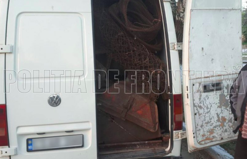 Пограничники выявили автобус почти с 2 тоннами металлолома без документов