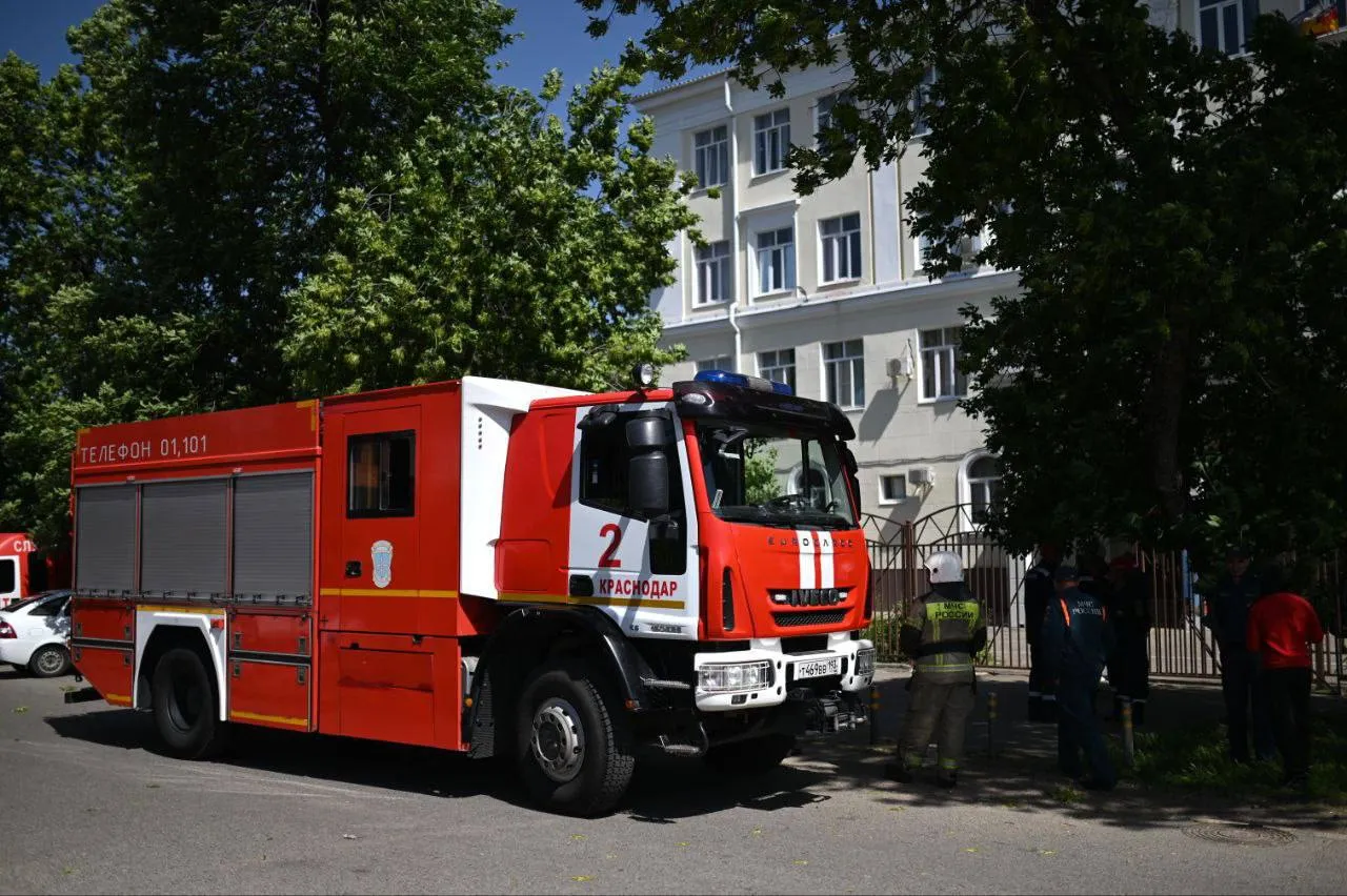 Последний звонок в Краснодаре: 12 детей ранило сорванной крышей