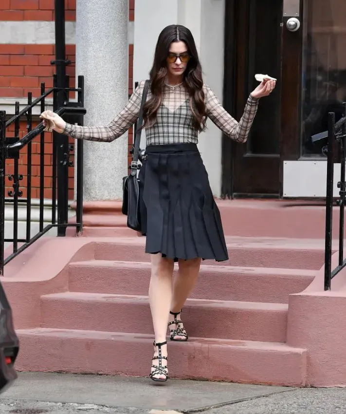 Anne Hathaway și-a rupt tocul și a căzut de pe scări la New York