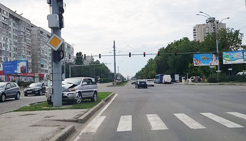 ДТП на Ботанике: Водитель не справился с управлением и врезался в столб
