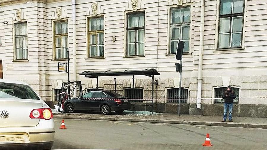 В центре Петербурга Mercedes врезался в остановку