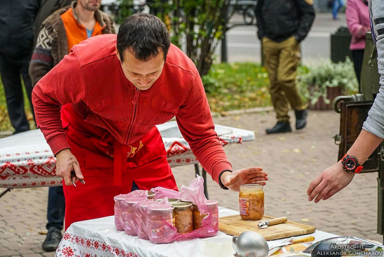 У стен Верховной Рады появилась полевая кухня и первая баррикада