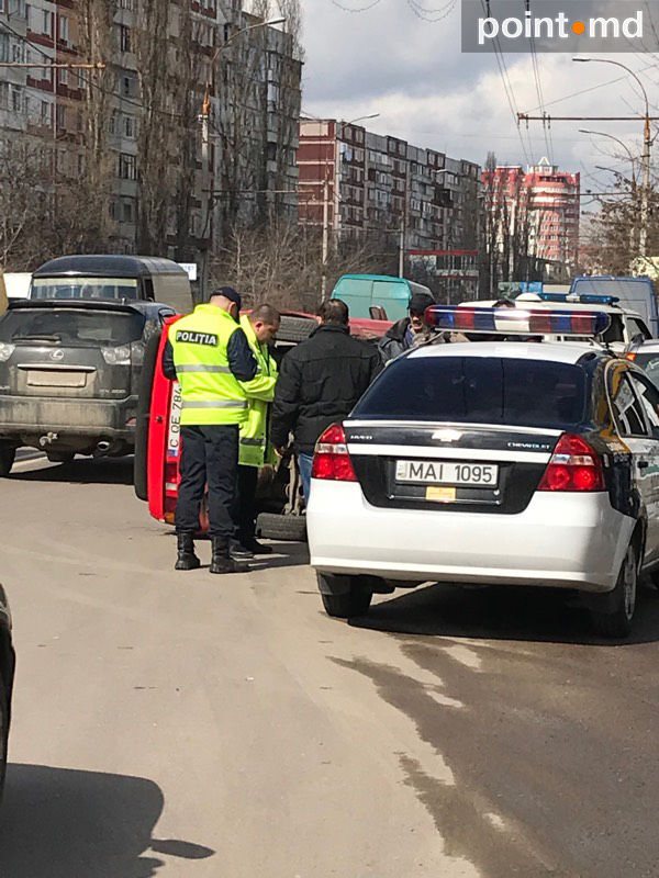 Accident grav în Capitală: O mașină a ajuns cu roțile în sus